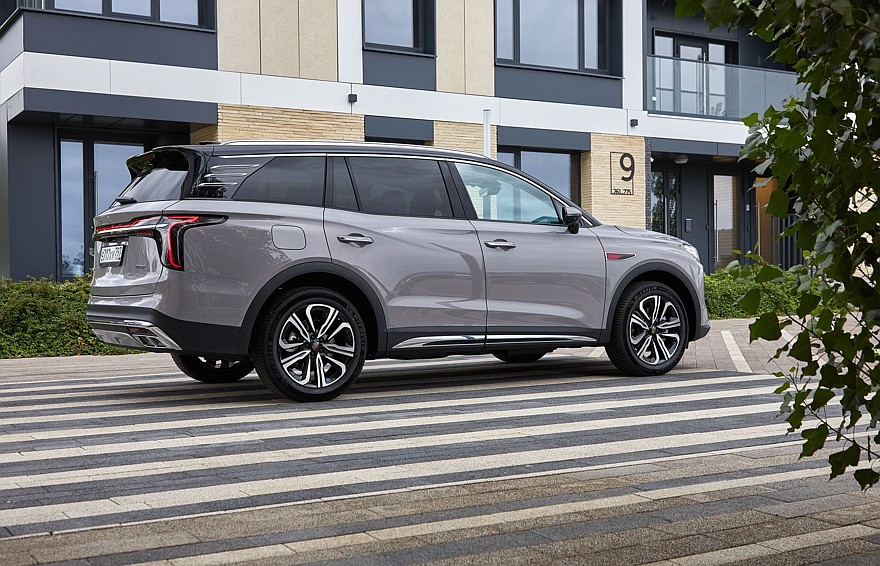 Крылатые габариты, немного эвкалипта и сила пользовательских настроек: тест-драйв Hongqi HS7