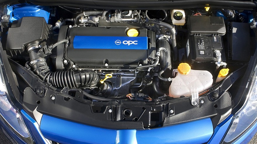 На фото: Под капотом Opel Corsa OPC (D) '2007–10