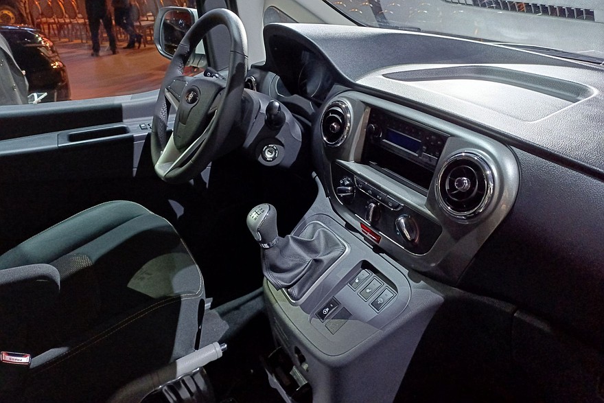 На фото: салон пассажирского вэна Sollers SF1