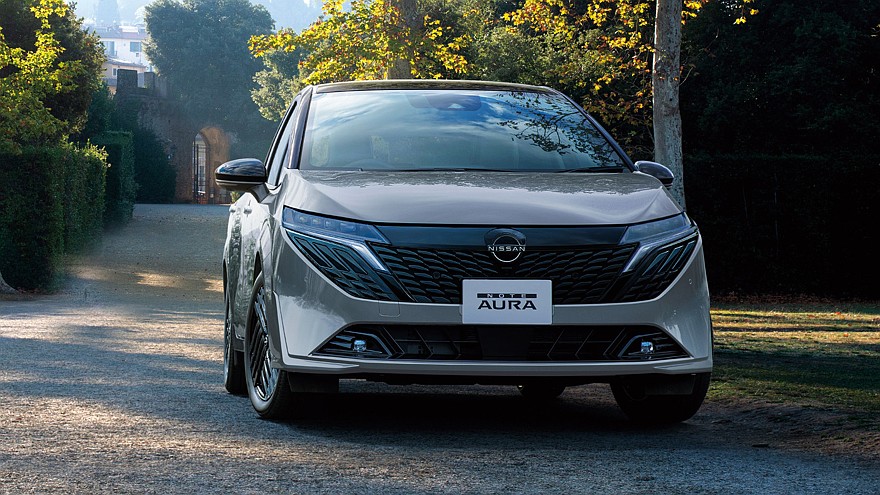 На фото: посвежевший Nissan Note Aura
