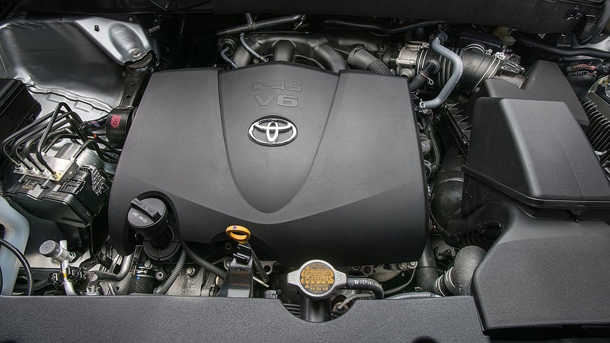 На фото: двигатель Toyota