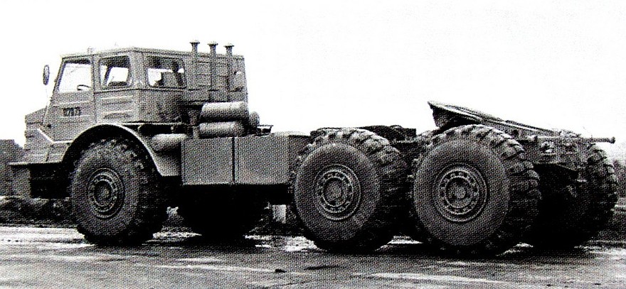 Специальный тяжелый полноприводный армейский тягач МоАЗ-74111 (из архива МоАЗ)