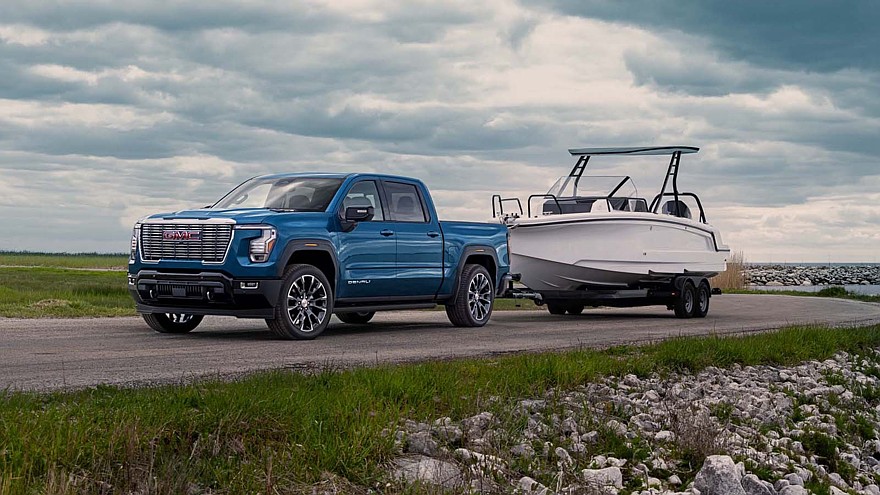 На фото: обновлённый пикап GMC Sierra 1500 в версии Denali