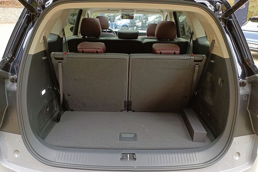 Крылатые габариты, немного эвкалипта и сила пользовательских настроек: тест-драйв Hongqi HS7