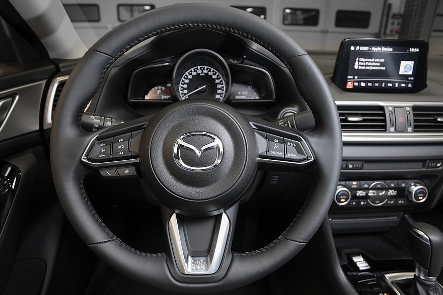 Mazda3_IPM_interior_009