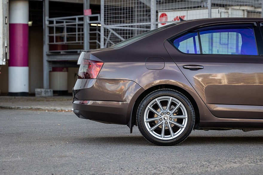 Skoda Octavia A7 с пробегом: ржавые пороги, дыры в дверях и комфортный салон из пластика