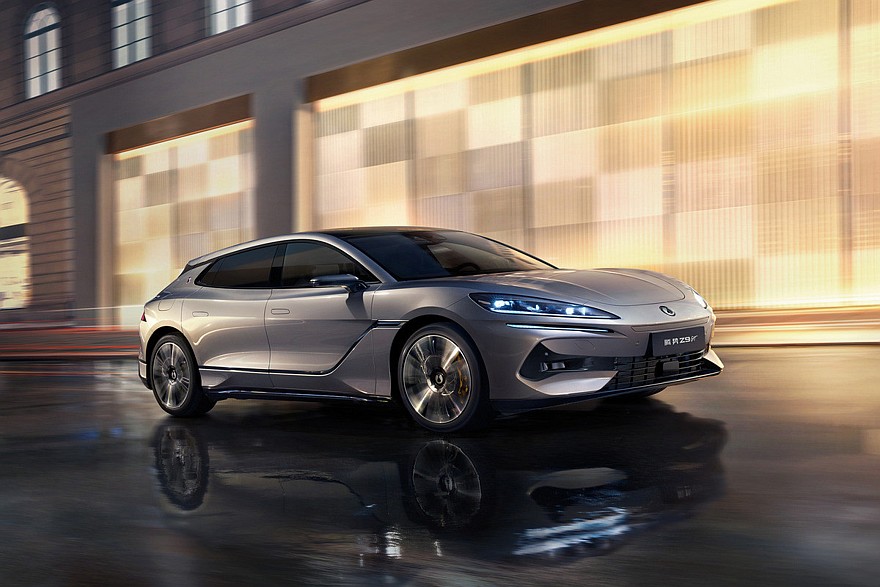 Дореформенный Denza Z9 GT