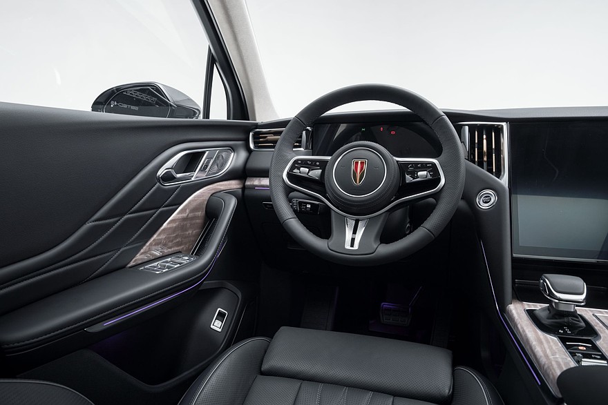 Крылатые габариты, немного эвкалипта и сила пользовательских настроек: тест-драйв Hongqi HS7