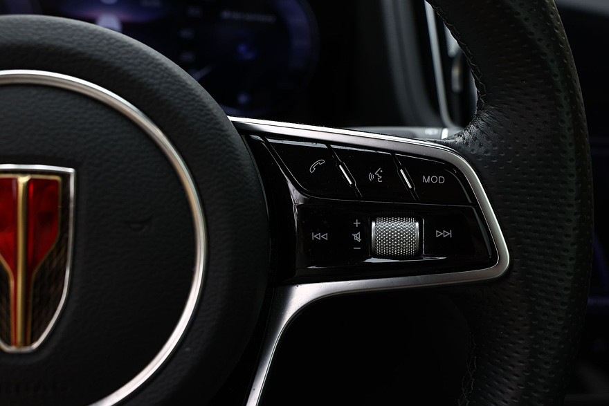 Красное знамя против четырёх колец: сравнительный тест Hongqi HS3 и Audi Q3