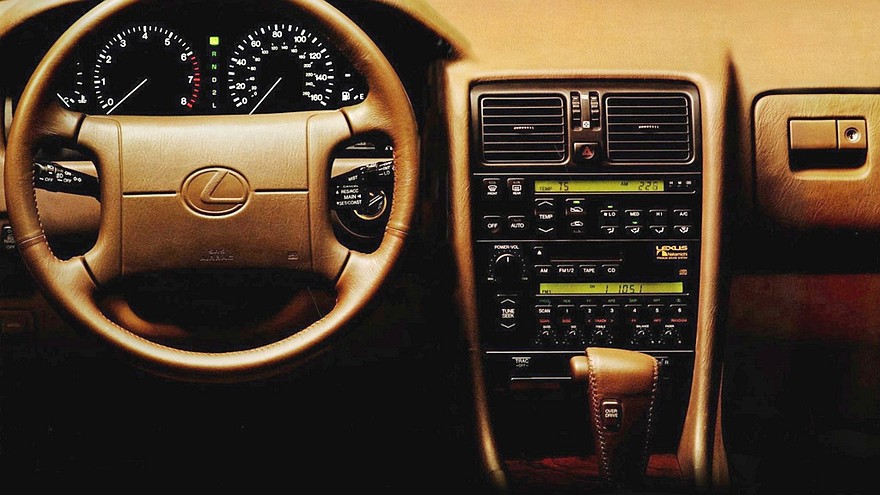 На фото: Торпедо Lexus LS 400 '1989–94