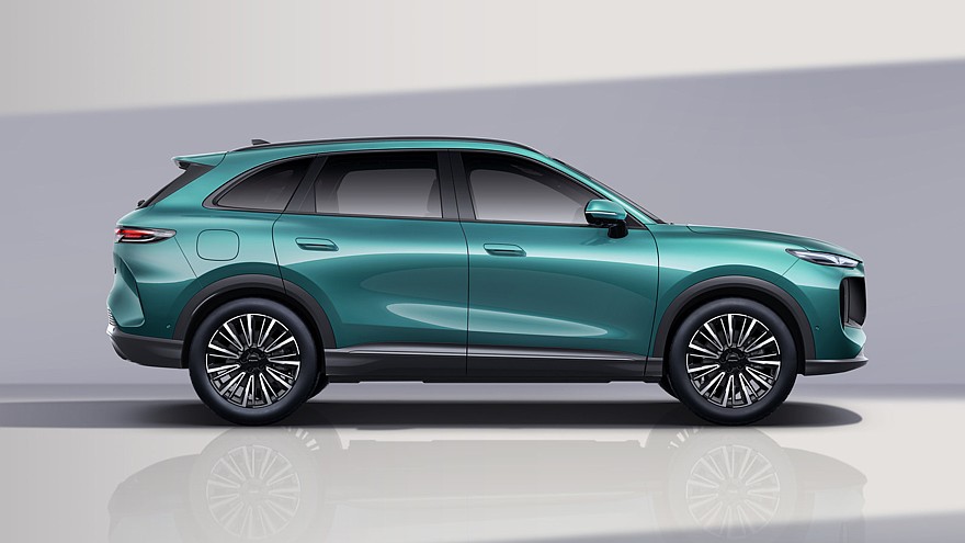 На фото: кроссовер Lepas L8