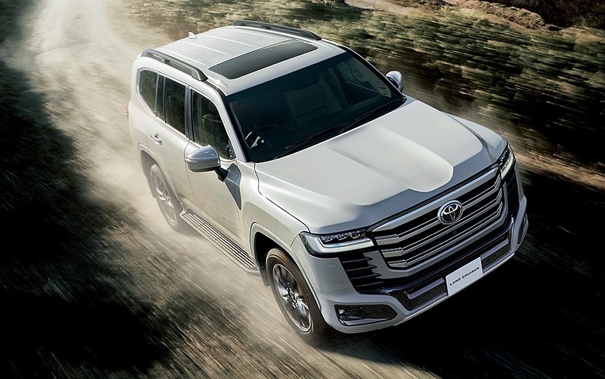 На фото: гибридный внедорожник Toyota Land Cruiser 300 в исполнении ZX