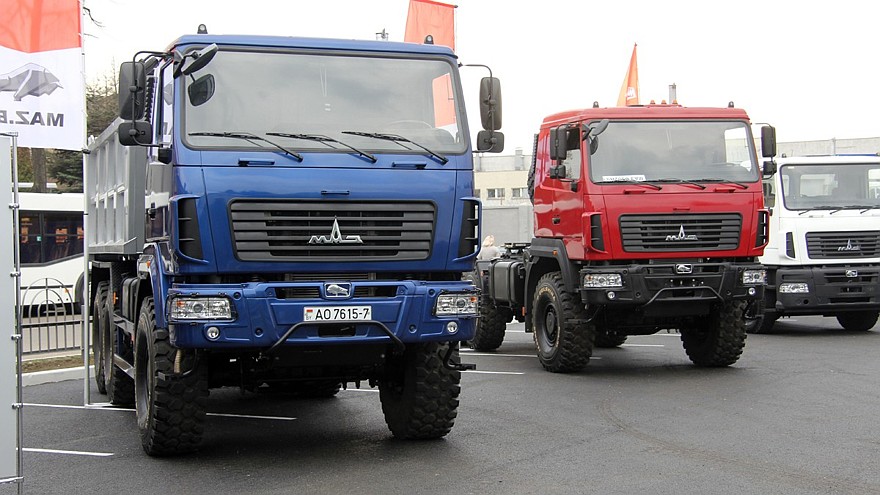 На фото: грузовые автомобили МАЗ