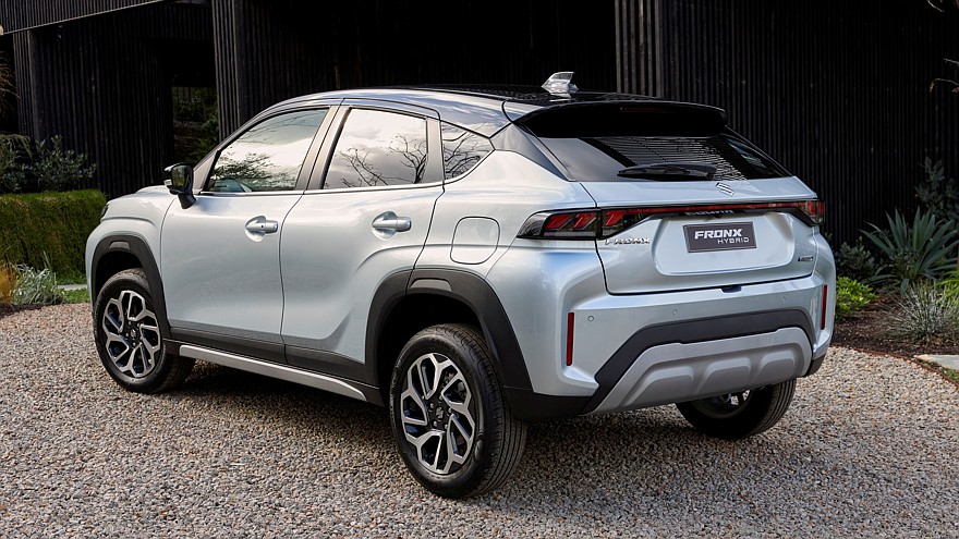 Suzuki Fronx доступен в Австралии только с 1,5-литровым бензиновым «атмосферником» (103 л.с., 137 Нм), дополненным мягкогибридным довеском в виде стартер-генератора и небольшой буферной батареи. Коробка передач — только 6-ступенчатый «автомат», привод — только передний, хотя, например, в Японии предлагается в том числе полноприводный Fronx.