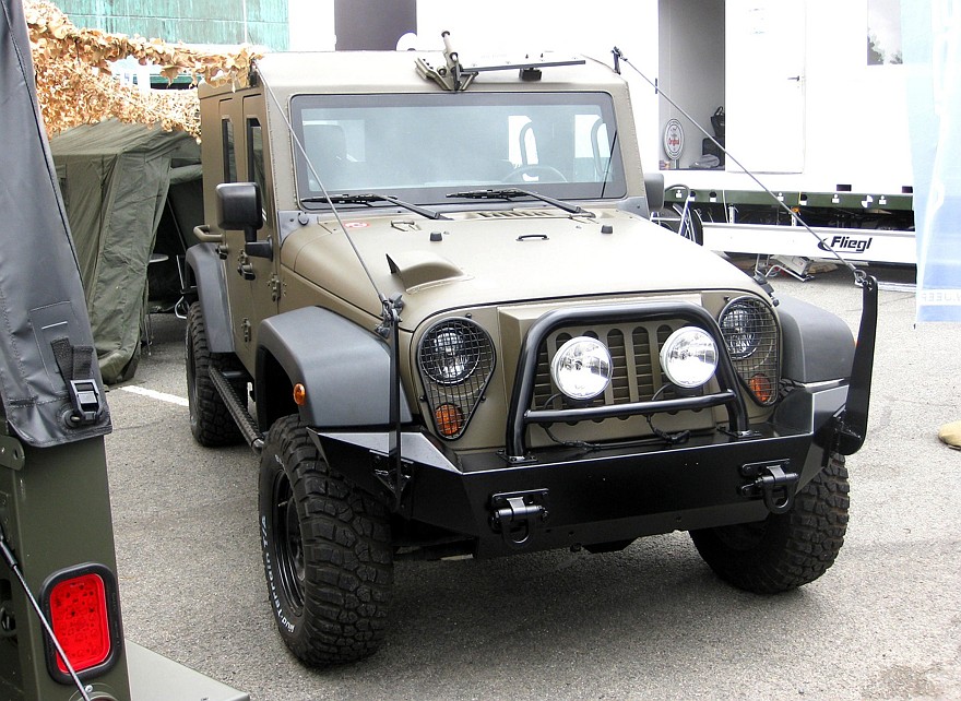 Короткобазный 4-местный вариант Jeep J8 с бронированным корпусом