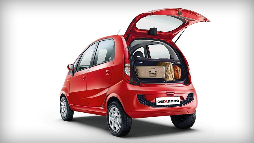 Дверь багажника у Tata Nano появилась только в 2015 году, до этого доступ к багажнику осуществлялся исключительно через салон