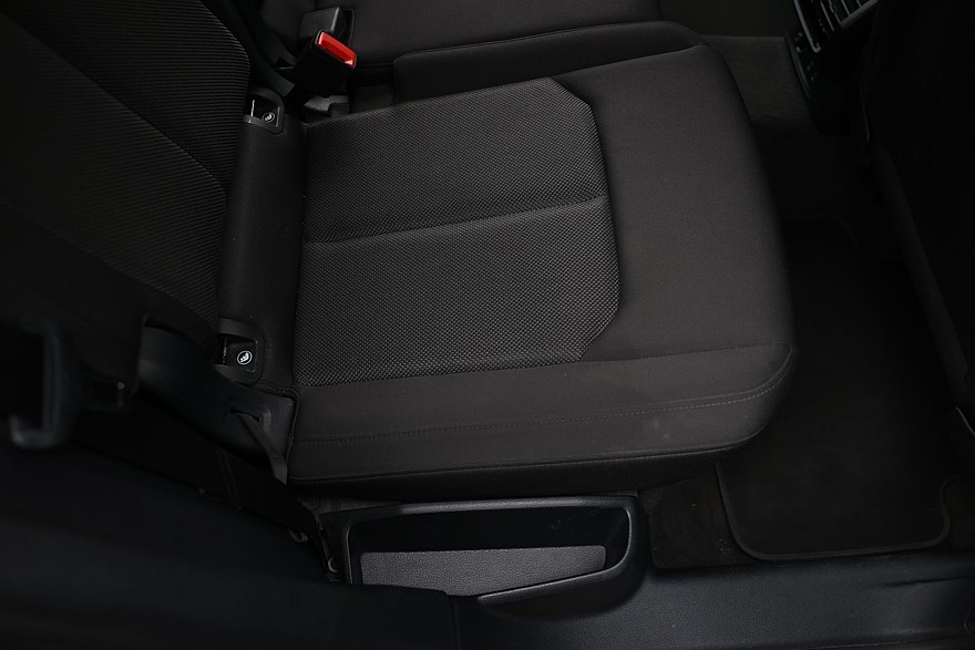 Красное знамя против четырёх колец: сравнительный тест Hongqi HS3 и Audi Q3