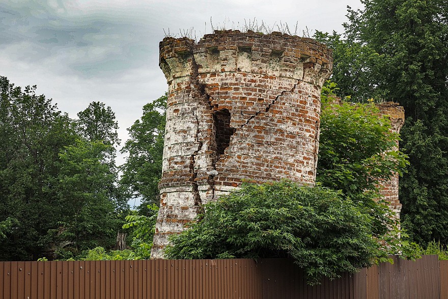 По Волоколамскому шоссе: первая ГЭС, две усадьбы и «штурмгешутц»