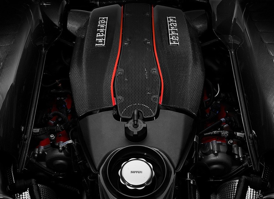 На фото: двигатель Ferrari 488 Pista