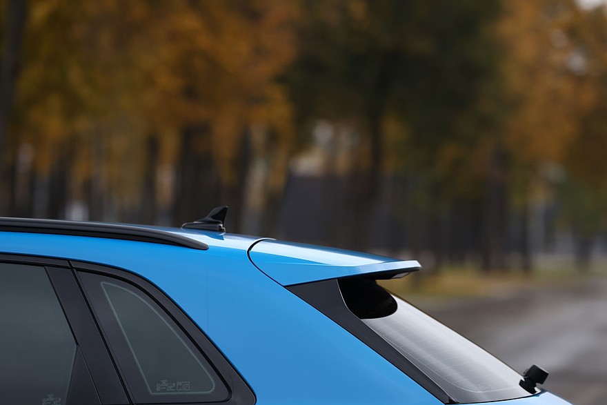 Красное знамя против четырёх колец: сравнительный тест Hongqi HS3 и Audi Q3