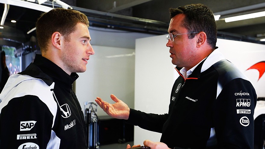 Спортивный директор McLaren Эрик Булье (справа) считает, что команде необходимо повысить надёжность болидов