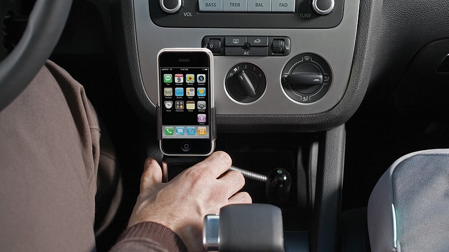 iPhone-in-the-Car_cr