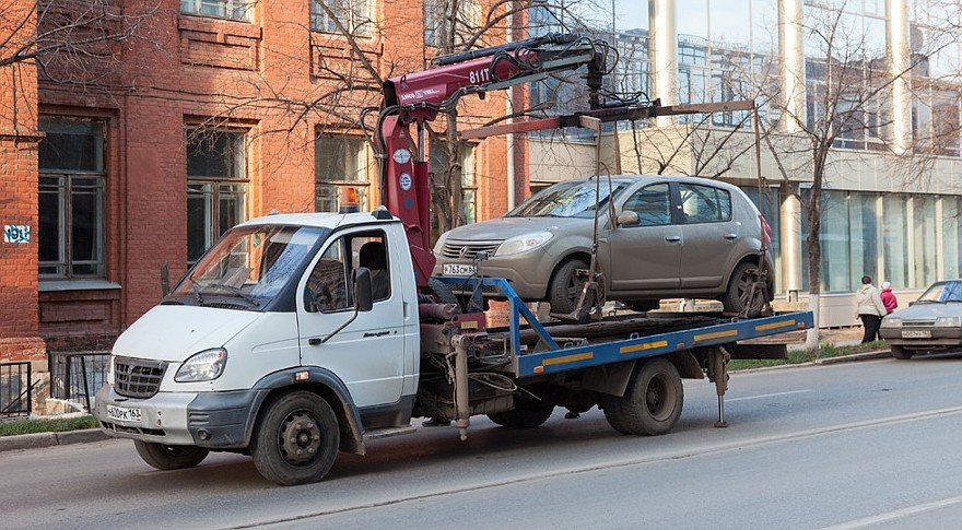 SAMARA, RUSSIA — NOVEMBER 7: Evacuation vehicle for traffic violations on November 7, 2013 in Samara, Russia.