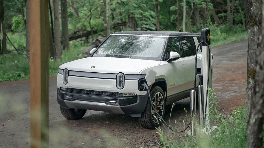 Обновлённые пикап и внедорожник Rivian R1T и R1S могут получить новую батарею