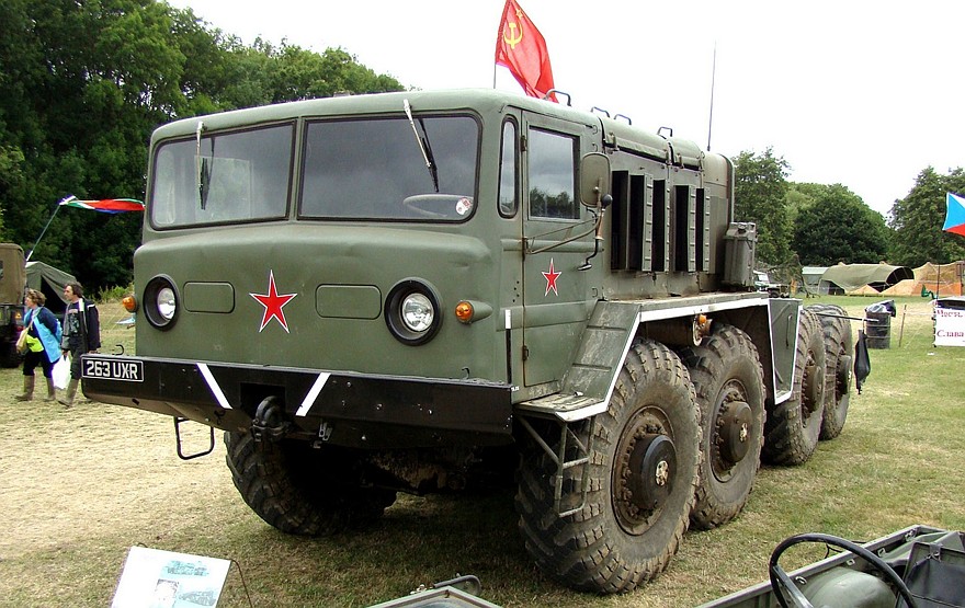 Седельный тягач серии МАЗ-537 — главная продукция Курганского завода (фото автора)