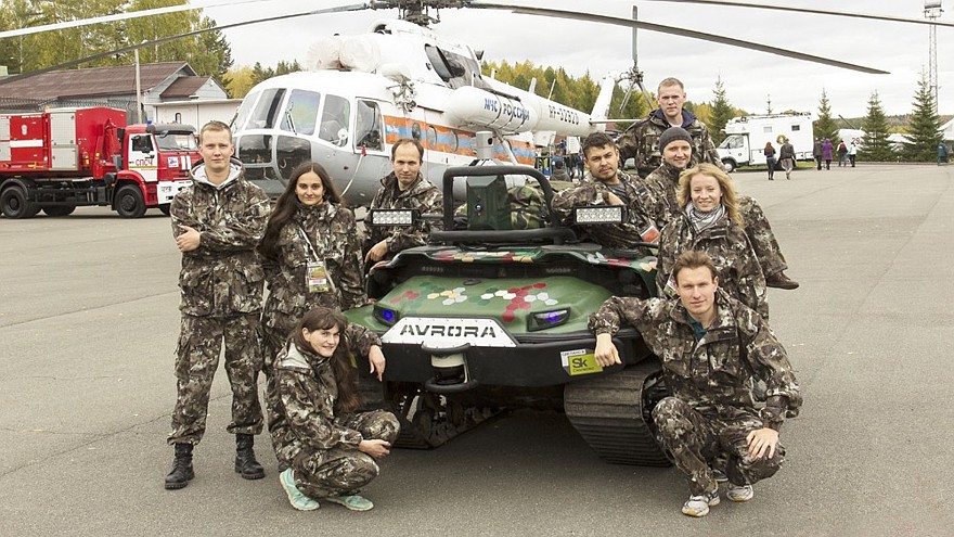 На фото: команда конструкторского бюро «Аврора» рядом с МАРС А-800