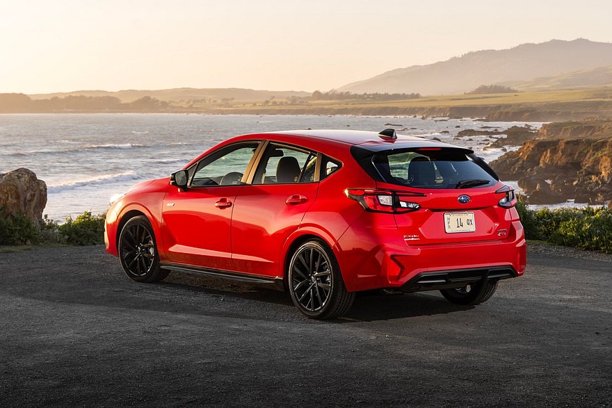 Фото базового хэтчбека компания не предоставила, так что любуемся на Subaru Impreza RS