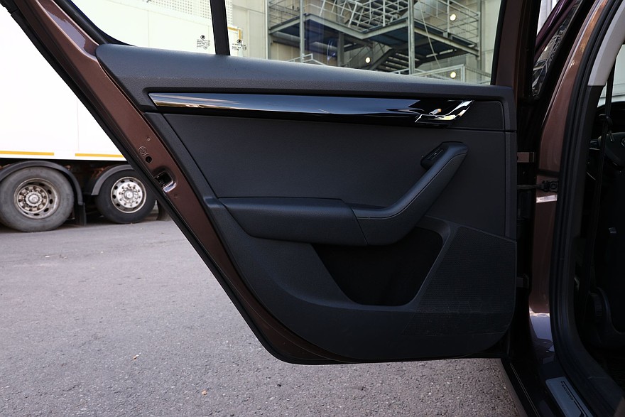 Skoda Octavia A7 с пробегом: ржавые пороги, дыры в дверях и комфортный салон из пластика