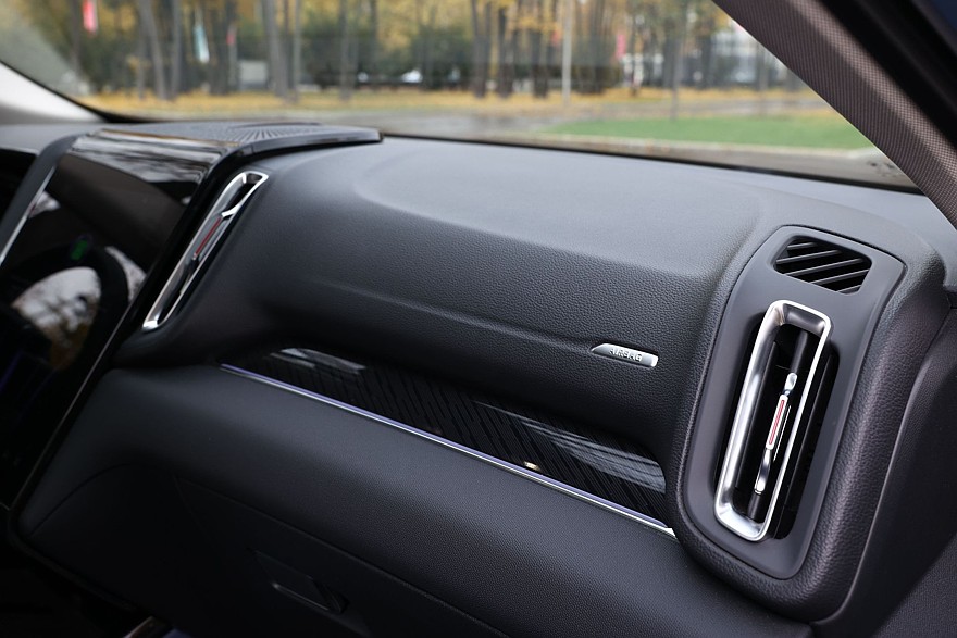 Красное знамя против четырёх колец: сравнительный тест Hongqi HS3 и Audi Q3