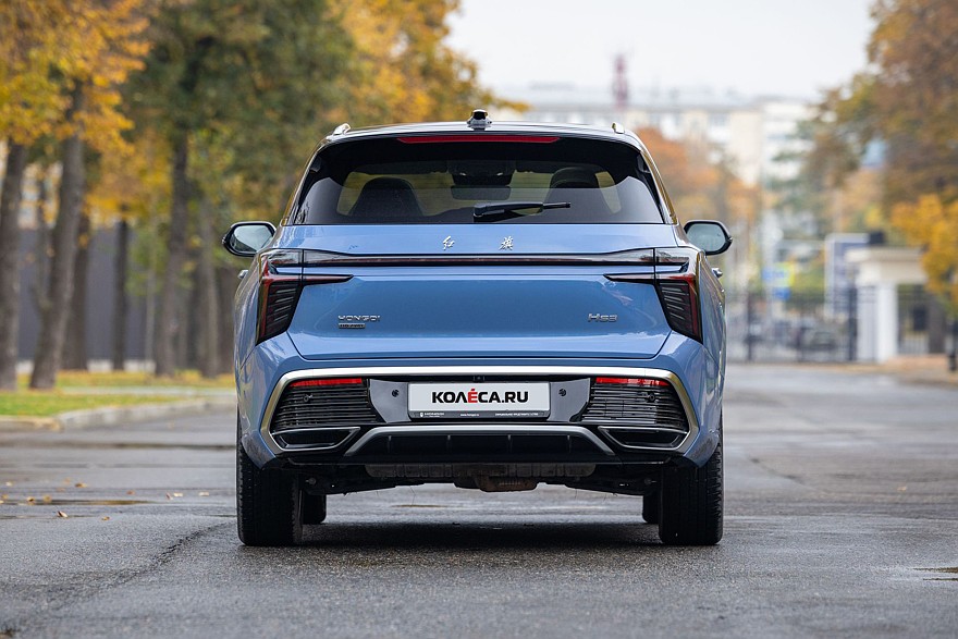 Красное знамя против четырёх колец: сравнительный тест Hongqi HS3 и Audi Q3