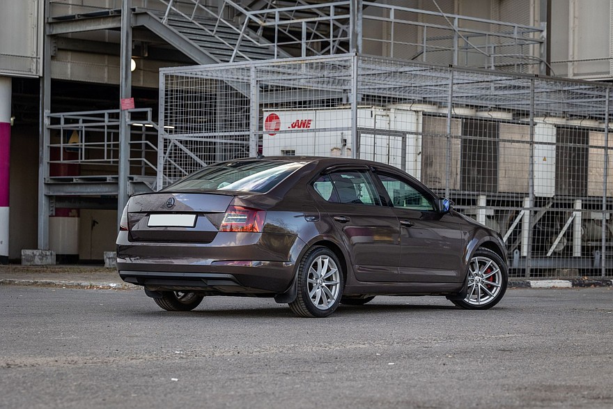 Skoda Octavia A7 с пробегом: ржавые пороги, дыры в дверях и комфортный салон из пластика