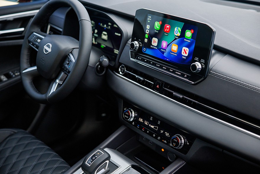 На фото: салон Nissan Rogue PHEV