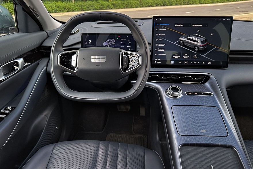 Зарядить быстрее, чем настроить: тест-драйв Geely EX5