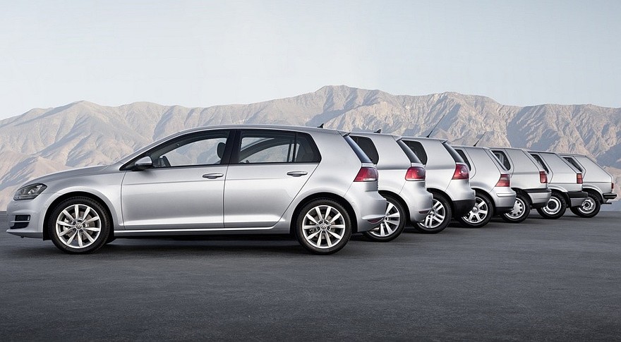 На фото: семь поколения Volkswagen Golf