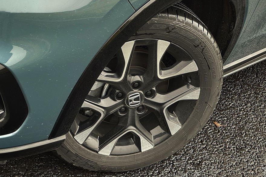 Японский минимализм с европейским лицом: тест-драйв Honda ZR-V