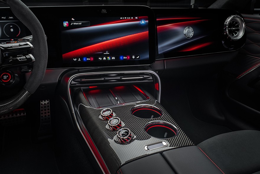 На фото: салон нового Mercedes-AMG GT 4-door Coupe