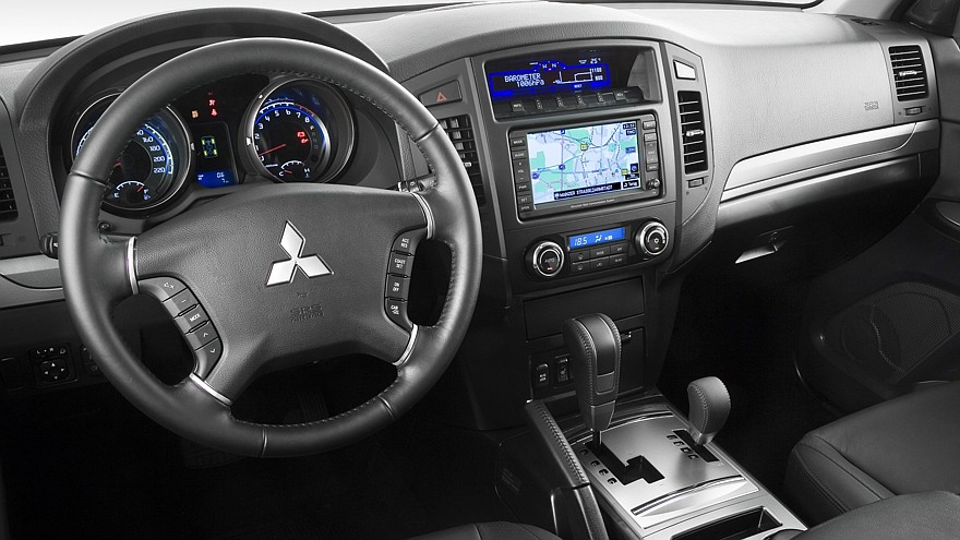На фото: интерьер Mitsubishi Pajero IV