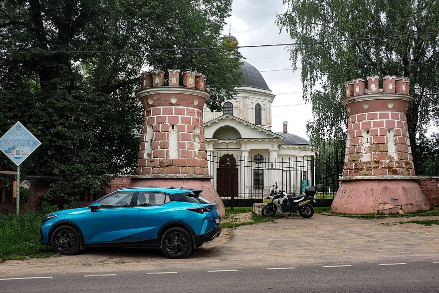 По Волоколамскому шоссе: первая ГЭС, две усадьбы и «штурмгешутц»