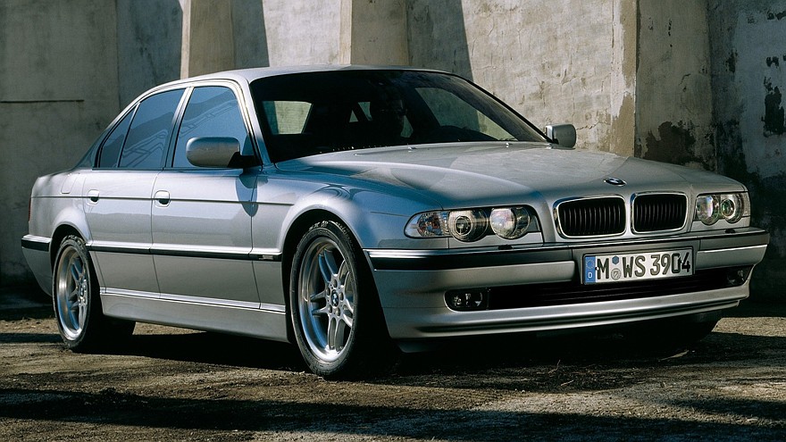 BMW (E38) вид три четверти