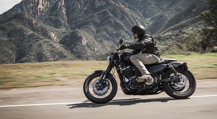 На фото: Harley-Davidson XL1200CX Roadster