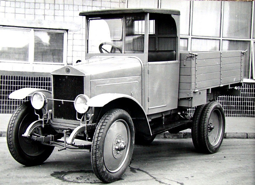 Поздний вариант автомобиля АМО-Ф-15 с жестким верхом кабины. 1928 год