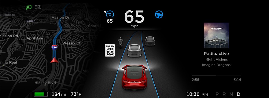 На фото: работа функции автопилота в автомобилях Tesla
