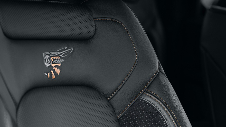 На фото: салон Ram 1500 Rumble Bee SRT