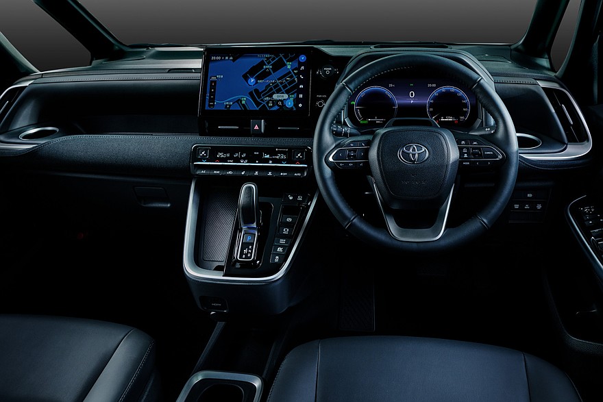 На фото: салон обновлённого минивэна Toyota Voxy