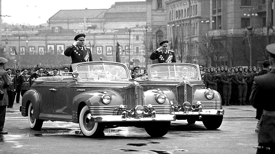 Маршалы Р. Я. Малиновский и К. С. Москаленко на автомобилях ЗИС-110Б. 7 ноября 1958 года (фото Эдуарда Лессинга)