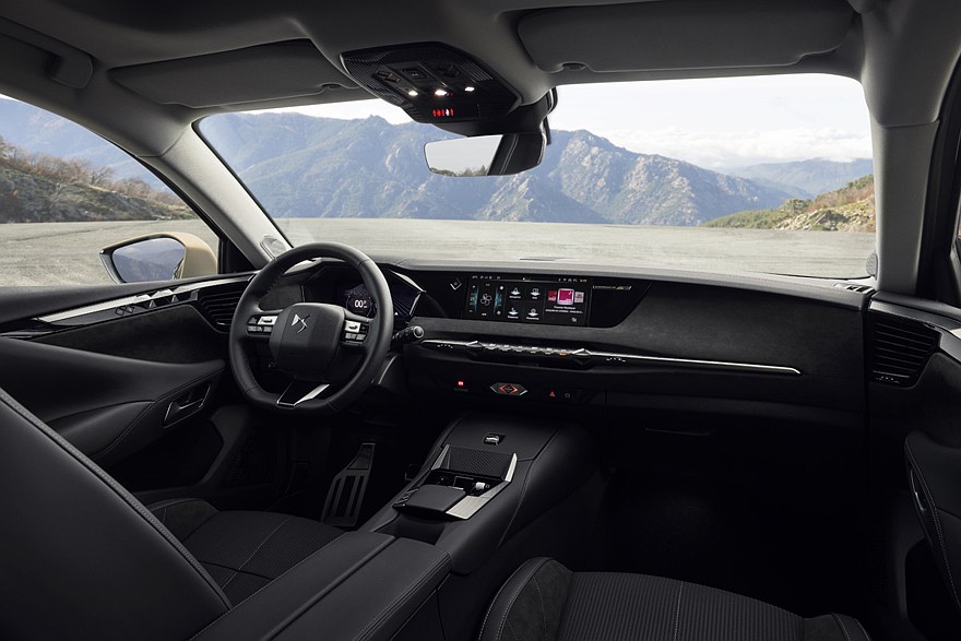 На фото: салон DS №4 Performance Line